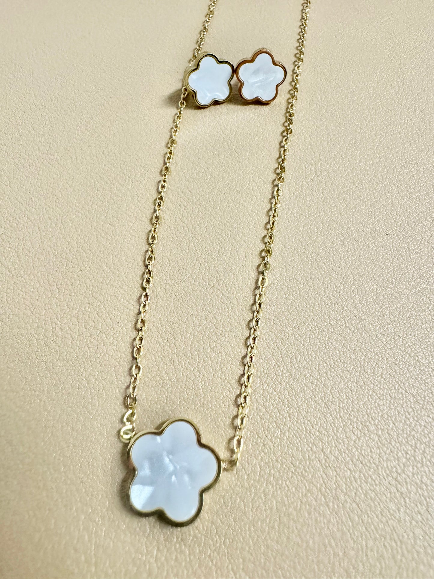 Collar y Aretes Clover de Flores en Acero Inoxidable