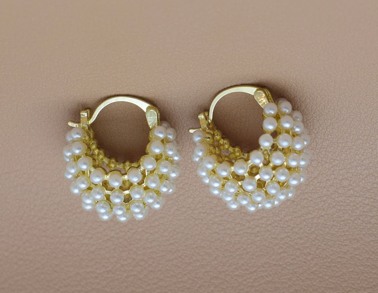 Aretes arracadas huecos con perlas