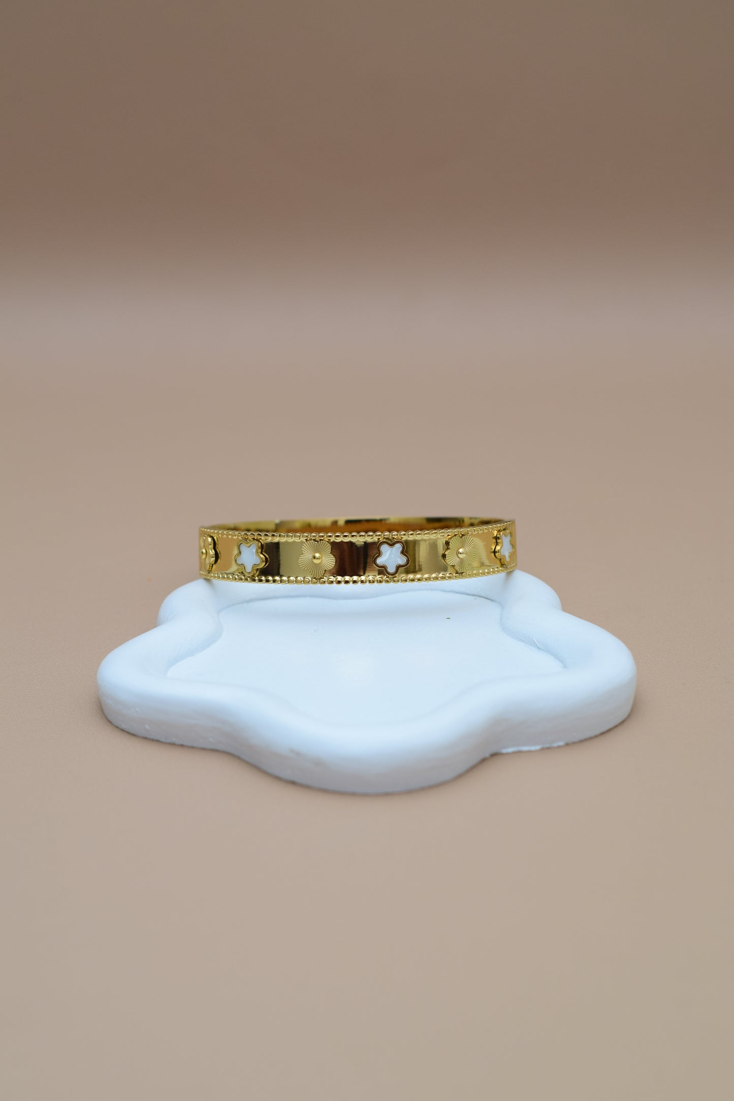 Brazalete con estrellas blancas en Acero Inoxidable