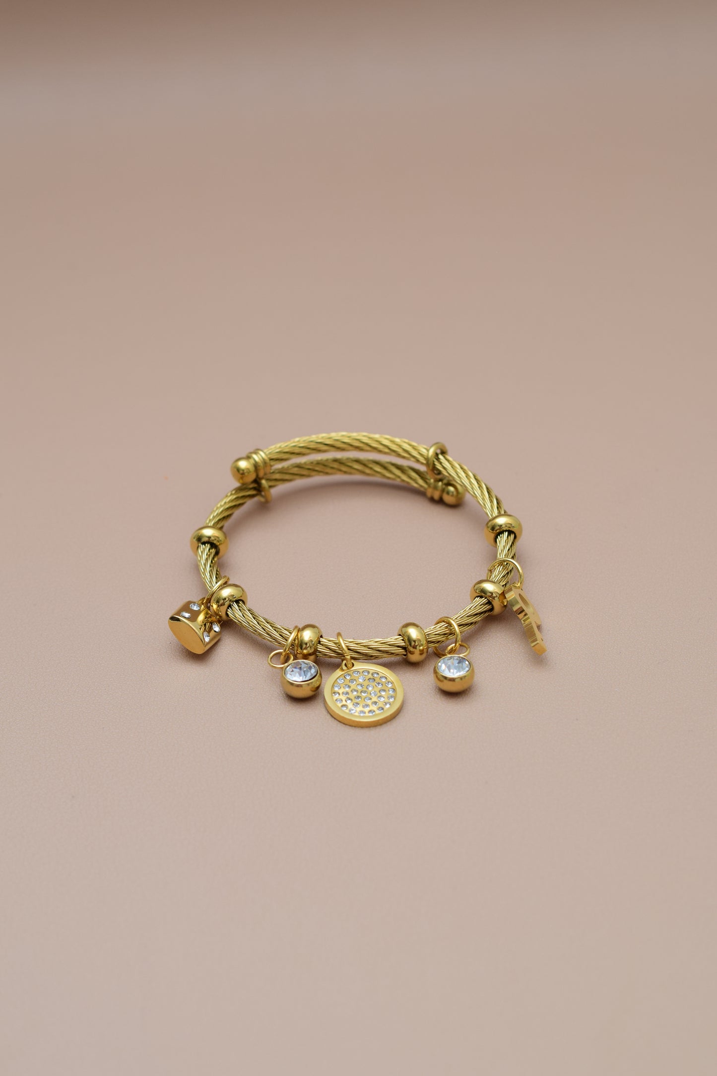 Pulsera estilo cable con dijes en Acero Inoxidable