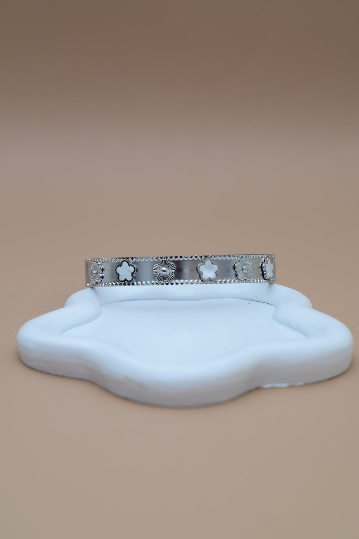 Brazalete con estrellas blancas en Acero Inoxidable