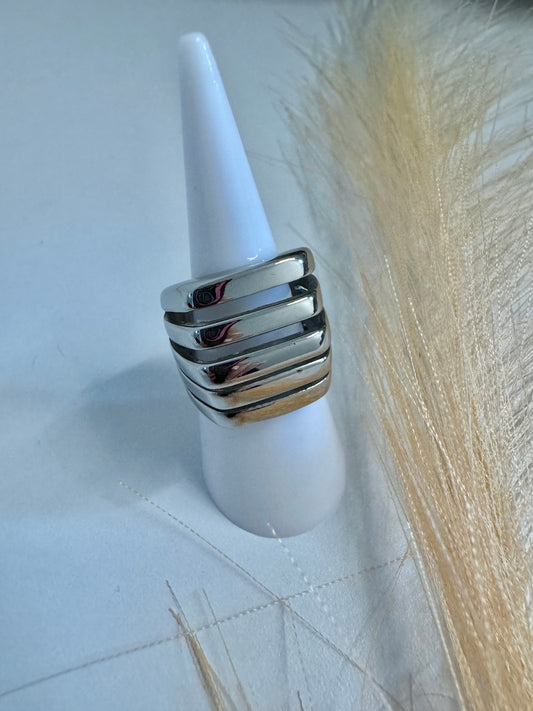 Anillo Chunky estilo Minimalista Acero Titanio en color plata en 5 capas, creando un toque de sofisticación. Talla 6