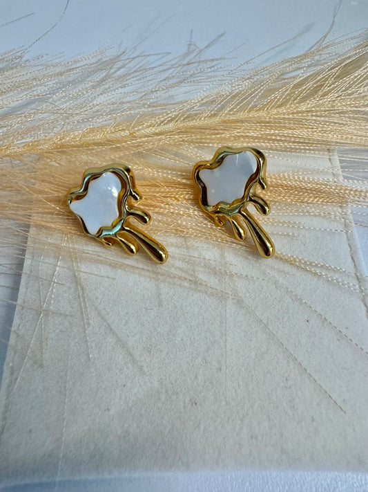 Aretes de concha nubes blancas con dorado Acero Inoxidable