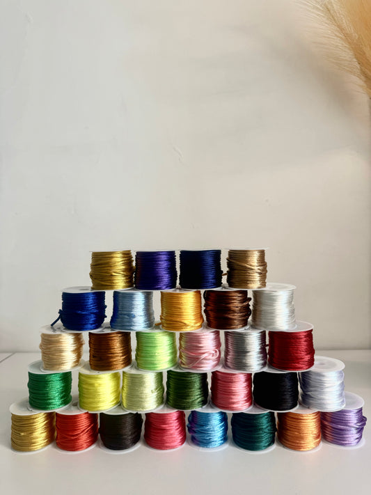 Pulsera ajustable hilo nylon personalizada con letra elegante de inicial en acero inoxidable