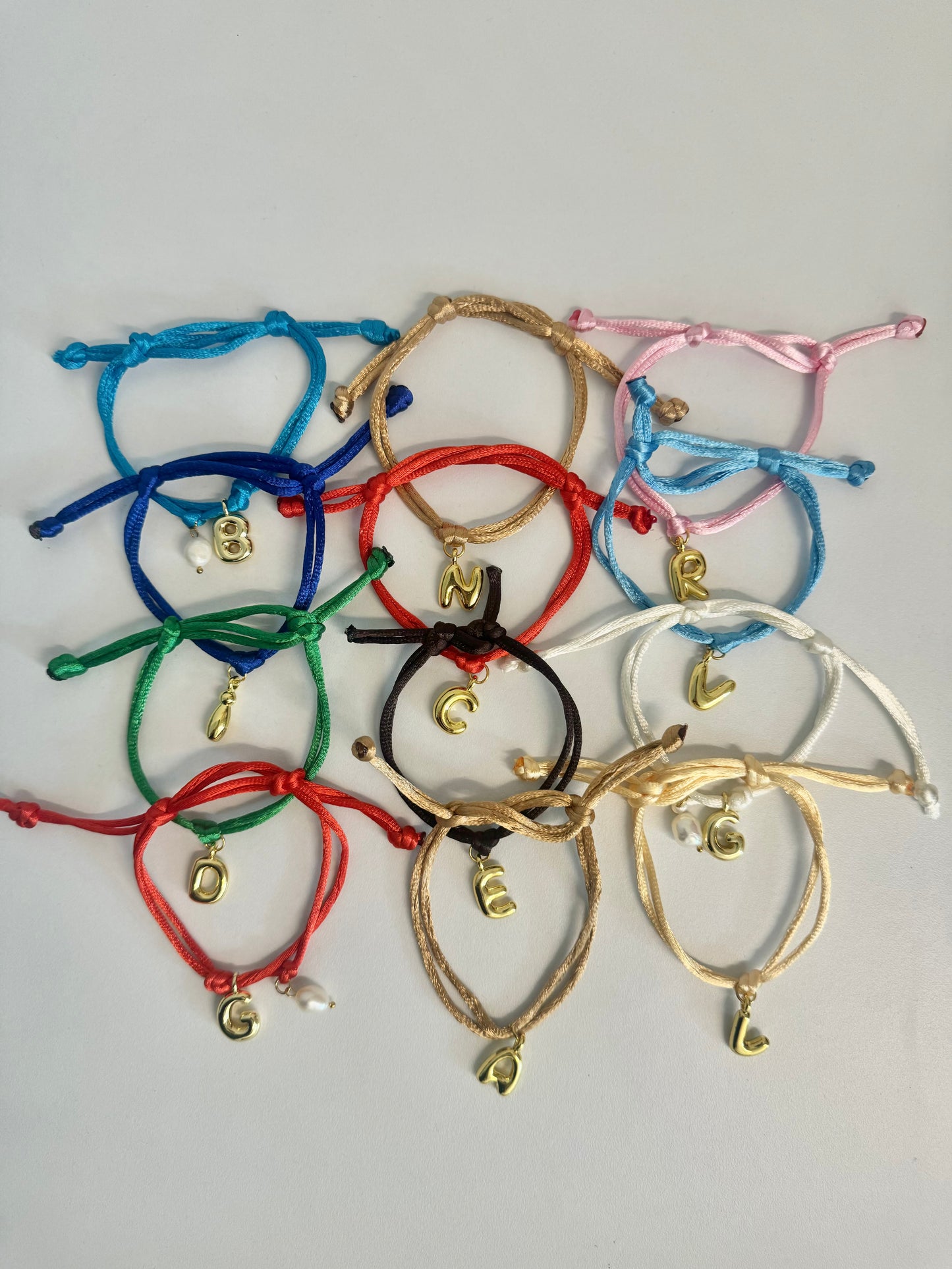 Pulsera ajustable hilo nylon personalizada con letra elegante de inicial en acero inoxidable