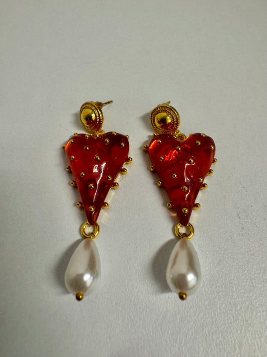 Aretes largos  de Corazón Rojo Resina con perla